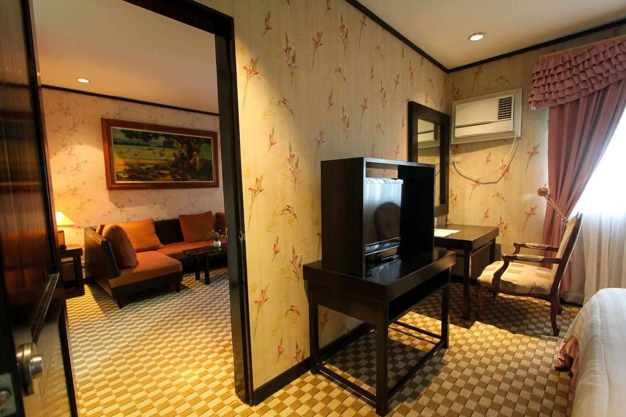 Luisita Central Park Hotel Tarlac City Bagian luar foto