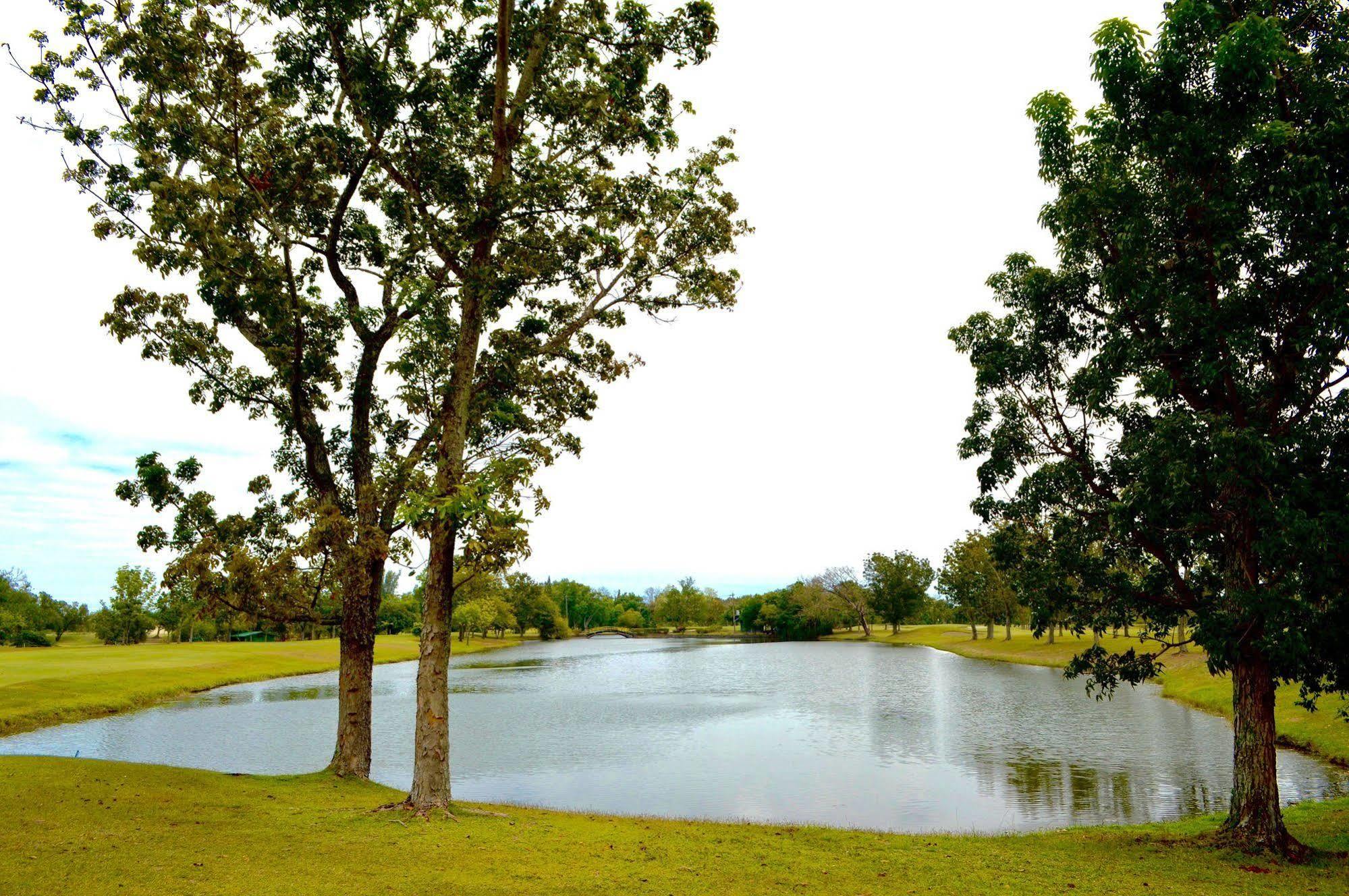Luisita Central Park Hotel Tarlac City Bagian luar foto
