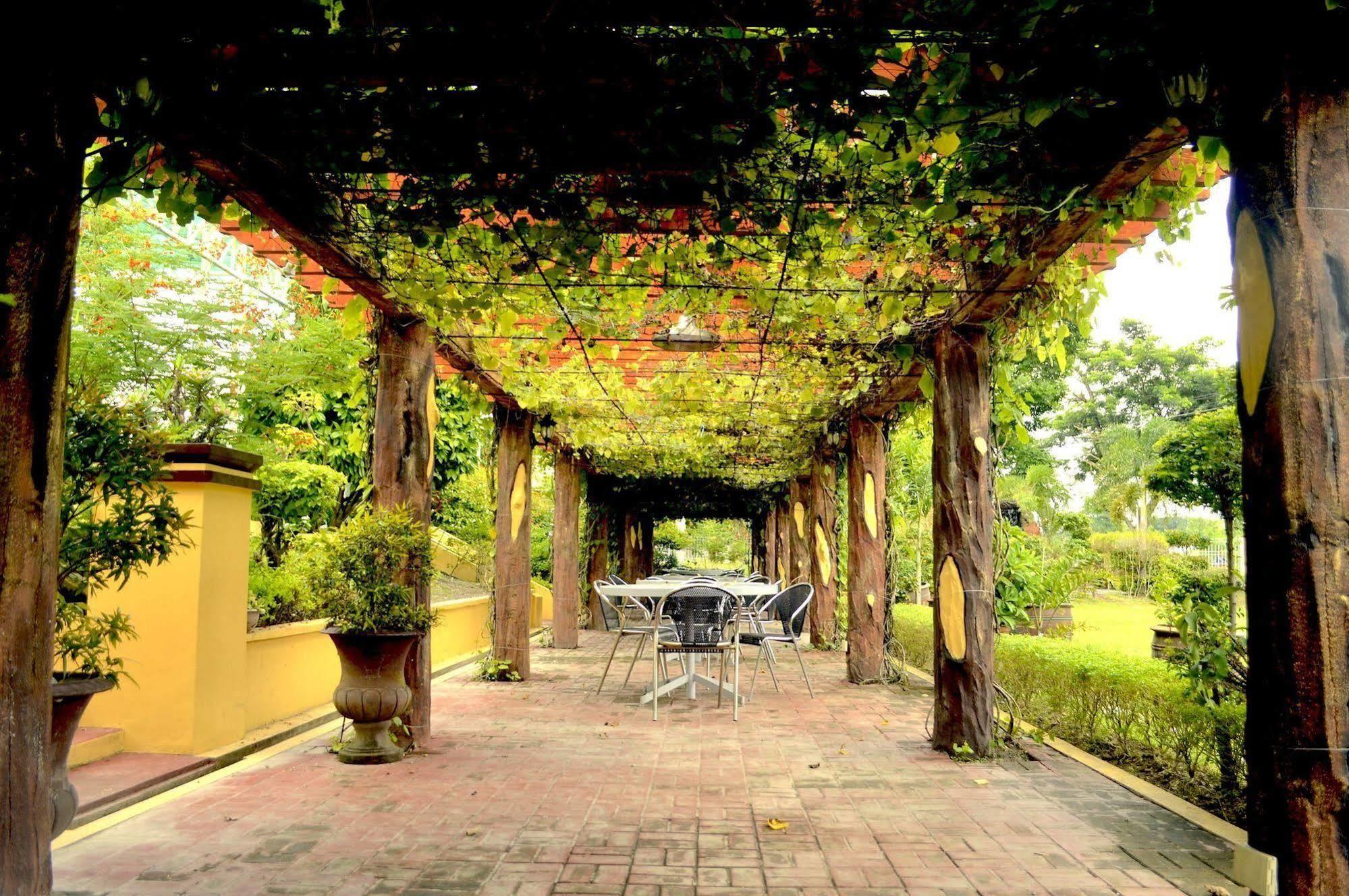 Luisita Central Park Hotel Tarlac City Bagian luar foto